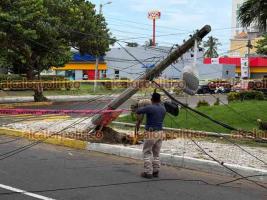 Boca del Río, Ver., 11 de agosto de 2026.- Durante la madrugada, presuntamente un vehículo chocó y derribó un poste de luz en la calle Tiburón y Bulevar del Mar, en Costa de Oro. El impacto provocó afectaciones en cuatro postes más y en el cableado. Personal de Alumbrado Público acudió al sitio.
