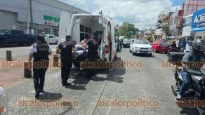 Xalapa, Ver., 11 de agosto de 2026.- Mujer de la tercera edad fue atropellada por una camioneta en la avenida 20 de Noviembre, casi esquina con Clavijero. Paramédicos de Código Bravo la trasladaron a un hospital. Tránsito del Estado y Policía Municipal atendieron el percance.

