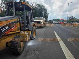 Xalapa, Ver., 13 de agosto de 2026.- La tarde de este jueves, en la avenida Lázaro Cárdenas, a la altura del parque Doña Falla, chocaron taxi y retroexcavadora, complicando la circulación por varios minutos. Tránsito del Estado tomó conocimiento de los hechos.
