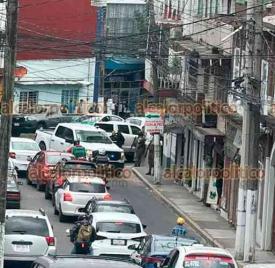 Xalapa, Ver., 14 de agosto de 2026.- La mañana de este viernes, policías detuvieron a un hombre que huía en motocicleta por la avenida 20 de Noviembre, interceptándolo en la esquina con la calle Poeta Jesús Díaz.  El sujeto ingresó a una ferretería para refugiarse, a donde entraron por él. Se desconoce la causa de la detención. 

