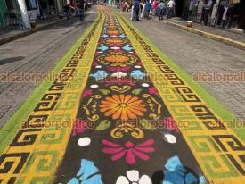 Teocelo, Ver., 14 de agosto de 2026.- En el marco de las fiestas patronales, este viernes se llevó a cabo la procesión con la imagen de la Virgen de la Asunción. También se elaboraron tapetes multicolores en la calle principal hacia la Parroquia.
