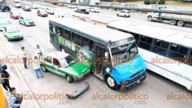 Xalapa, Ver., 17 de agosto de 2026.- Taxi y autobús chocaron en la avenida Lázaro Cárdenas la tarde de este lunes, a la altura del Poder Judicial.
