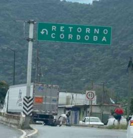 Río Blanco, Ver., 17 de agosto de 2026.- Automovilista captó cuando presuntos asaltantes intentan someter al chofer del tractocamión número 2303. Se presume que al notar la presencia de una patrulla, éstos intentaron escapar pero dos fueron detenidos.
