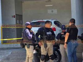 Xalapa, Ver., 18 de agosto de 2026.- Por complicaciones de salud, persona falleció cuando arribaba a la Policlínica Óptima Xalapa a bordo de vehículo particular. Al lugar arribaron policías municipales y personal de la Fiscalía para llevar a cabo las diligencias ministeriales.