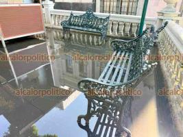 Xalapa, Ver., 18 de agosto de 2026.- La lluvia que cayó el lunes en la Capital provocó encharcamiento en una zona del Parque Juárez que complicó el inicio de labores de algunos comerciantes.