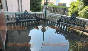 Xalapa, Ver., 18 de agosto de 2026.- La lluvia que cayó el lunes en la Capital provocó encharcamiento en una zona del Parque Juárez que complicó el inicio de labores de algunos comerciantes.