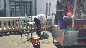Xalapa, Ver., 18 de agosto de 2026.- La lluvia que cayó el lunes en la Capital provocó encharcamiento en una zona del Parque Juárez que complicó el inicio de labores de algunos comerciantes.