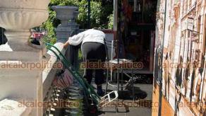 Xalapa, Ver., 18 de agosto de 2026.- La lluvia que cayó el lunes en la Capital provocó encharcamiento en una zona del Parque Juárez que complicó el inicio de labores de algunos comerciantes.
