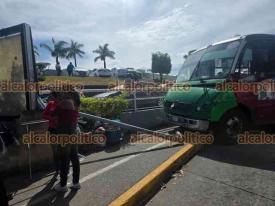 Xalapa, Ver., 20 de agosto de 2026.- Por una aparente falla mecánica, camión de la línea Interbús se subió a la banqueta en la parada de Plaza Américas, donde impactó puestos de vendedores ambulantes, tiró una luminaria y dañó publicidad. 
