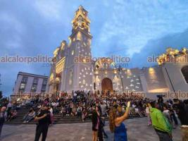 Xalapa, Ver., 20 de agosto del 2026.- El Ballet Folklórico del Gobierno del Estado de Veracruz y el Mariachi de la Universidad Veracruzana protagonizaron una jornada de música y tradición durante el programa “Jueves Musical”, realizado en la plaza Lerdo. El espectáculo reunió a decenas de asistentes.