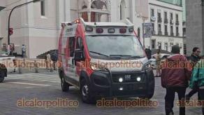 Xalapa, Ver., 21 de agosto de 2026.- Una mujer de la tercera edad resultó con herida en la cabeza al sufrir caída cuando bajaba escalinatas del Parque Juárez. Paramédicos de la Cruz Roja Mexicana le brindaron los primeros auxilios y luego la trasladaron a un hospital.
