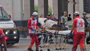 Xalapa, Ver., 21 de agosto de 2026.- Una mujer de la tercera edad resultó con herida en la cabeza al sufrir caída cuando bajaba escalinatas del Parque Juárez. Paramédicos de la Cruz Roja Mexicana le brindaron los primeros auxilios y luego la trasladaron a un hospital.
