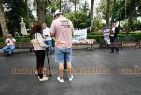Xalapa, Ver., 23 de agosto de 2026.- Integrantes de la Alianza Nacional de Jubilados continúan recolectando firmas y votos como parte de su consulta ciudadana para exigir un alto a las reformas constitucionales que hacen recortes a sus pensiones.
