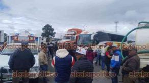 Las Vigas de Ramírez, Ver., 24 de agosto de 2026.- Pobladores bloquearon la circulación en la carretera Xalapa-Perote. Exigen que se termina de construir la carretera Tepetates-El Llanito Redondo, la cual se inició hace más de un año y medio y continúa inconclusa.