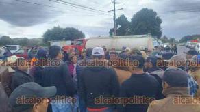 Las Vigas de Ramírez, Ver., 24 de agosto de 2026.- Pobladores bloquearon la circulación en la carretera Xalapa-Perote. Exigen que se termina de construir la carretera Tepetates-El Llanito Redondo, la cual se inició hace más de un año y medio y continúa inconclusa.