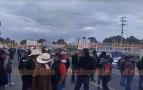 Las Vigas de Ramírez, Ver., 24 de agosto de 2026.- Pobladores bloquearon la circulación en la carretera Xalapa-Perote. Exigen que se termina de construir la carretera Tepetates-El Llanito Redondo, la cual se inició hace más de un año y medio y continúa inconclusa.