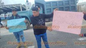 Las Vigas de Ramírez, Ver., 24 de agosto de 2026.- Pobladores bloquearon la circulación en la carretera Xalapa-Perote. Exigen que se termina de construir la carretera Tepetates-El Llanito Redondo, la cual se inició hace más de un año y medio y continúa inconclusa.