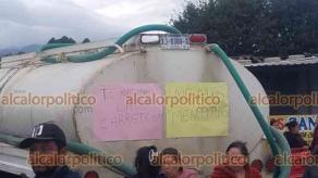 Las Vigas de Ramírez, Ver., 24 de agosto de 2026.- Pobladores bloquearon la circulación en la carretera Xalapa-Perote. Exigen que se termina de construir la carretera Tepetates-El Llanito Redondo, la cual se inició hace más de un año y medio y continúa inconclusa.
