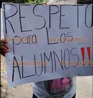 Actopan, Ver., 24 de agosto de 2026.- Padres de familia de la Telesecundaria “Álvaro Gálvez y Fuentes”, de la comunidad La Esperanza, se manifestaron para exigir la salida de la Directora, a quien señalan de presuntos malos tratos.
