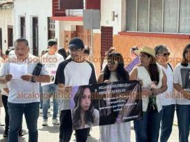 Xalapa, Ver., 29 de agosto de 2026.- Vestidos de blanco. Decenas de personas marcharon en el centro de la Capital y se manifestaron en la Plaza Lerdo para exigir justicia para Melanie, la joven universitaria quien fue encontrada muerta junto con Fernando Hernández. Piden que se esclarezca el caso.