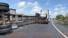 Medellín de Bravo, Ver., 31 de agosto de 2026.- Por supuesta falla mecánica, tráiler cargado con alimento para cerdo volcó en la carretera Paso del Toro-Santa Fe, a la altura de la comunidad de El Moralillo, la mañana de este lunes.
