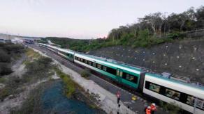 En sus redes sociales, el Tren Maya confirmó que la tarde del lunes el convoy que cubría la ruta Cancún-Palenque tuvo un percance cerca de la estación San Francisco de Campeche, en Mérida, sin afectaciones a los 123 pasajeros, quienes abordaron otro tren para continuar su viaje.

