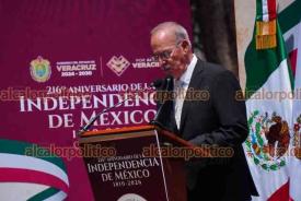 Xalapa, Ver., 2 de septiembre de 2026.- Con sólo un par de trabajadores, el titular del IVD, Gerardo Manuel Balandrano Casas rindió guardia de honor al monumento a Miguel Hidalgo.
