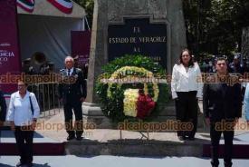 Xalapa, Ver., 2 de septiembre de 2026.- El Heroico Cuerpo de Bomberos rindió guardia de honor al monumento a Miguel Hidalgo.
