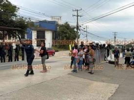 Emiliano Zapata, Ver., 2 de septiembre de 2026.- Pobladores que exigen rehabilitar la carretera Las Trancas-Coatepec movieron su protesta a la altura de la avenida Santa Rosa, donde bloquearon el paso hasta que llegaron antimotines a quitarlos, vigilando que no volvieran a cerrar.