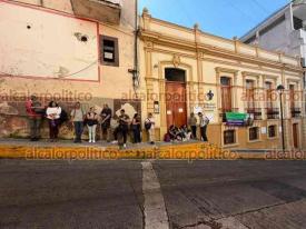 Xalapa, Ver., 3 de septiembre de 2026.- Este jueves continuó la protesta de estudiantes de la UV Intercultural, que tomaron las instalaciones al no lograr acuerdo para contrato de un docente. También bloquearon la calle Sebastián Camacho.
