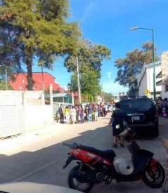 Xalapa, Ver., 4 de septiembre de 2026.- Reportan cierre del Jardín de Niños “Adolfo C. Palma Sanabria”, ubicado en avenida Camino Antiguo a Chiltoyac, en el Sumidero. Padres de familia protestaron afuera del plantel por presuntas irregularidades.
