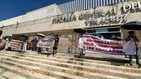 Xalapa, Ver., 4 de septiembre de 2026.- Afectados por despojos de inmuebles en Xalapa y la región se manifiestaron en la Fiscalía para exigir solución a sus denuncias. Acusan que fiscales protegen al denominado “Cártel Inmobiliario”.
