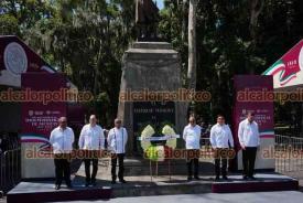 Xalapa, Ver., 4 de septiembre de 2026.- Octavio Hernández Lara, titular del IPE, acompañado por colaboradores y personal del Instituto, encabezó los honores a Miguel Hidalgo en el Parque Los Berros, este viernes.
