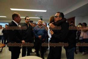 Xalapa, Ver., 5 de septiembre de 2026.- Flanqueada por el secretario de gobierno, Ricardo Ahued, y el subsecretario José Manuel Pozos Castro, la gobernadora Rocío Nahle se presentó en la funeraria donde velan los restos del diputado Zenyazen Escobar García.
