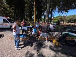 Xalapa, Ver., 6 de septiembre de 2026.- Aparatoso choque se registró la mañana de este domingo entre un auto particular y un taxi en la intersección de las avenidas Xalapa, Ruiz Cortines, con el bulevar Xalapa-Banderilla. Una mujer que viabaja en el vehículo Honda Civic  resultó lesionada y fue trasladada al CAE.