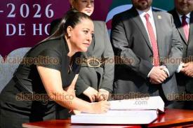 Xalapa, Ver., 7 de septiembre de 2026.- La titular de la Secretaría de Educación de Veracruz, Raquel Bonilla, y sus colaboradores rindieron guardia de honor ante el monumento de Miguel Hidalgo.
