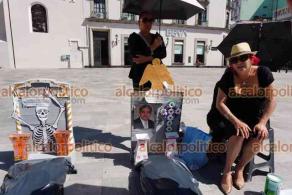 Xalapa, Ver., 7 de septiembre de 2026.- Este lunes, la viuda del profesor Raúl Cisneros se manifestó en Plaza Lerdo para exigir el pago de pensión y prestaciones pendientes desde 2024.
