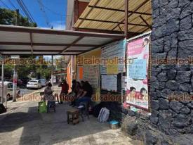 Xalapa, Ver., 7 de septiembre de 2026.- Este lunes, padres de familia tomaron la Escuela Primaria “Guillermo Hernández Castellanos”, en la colonia El Mirador, para exigir un docente titular para el grupo de 2°B. Denuncian que la profesora que se designó no se ha presentado a laborar.
