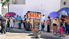 Xalapa, Ver., 7 de septiembre de 2026.- Familias que denuncian despojos acudieron a la avenida Roma número 26, en el fraccionamiento Monte Magno —dirección que aparece en juicios— para señalar al abogado Roly Domínguez Romero, supuesto “líder del cártel inmobiliario”, y exigir que les devuelva sus propiedades.
