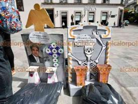 Xalapa, Ver., 8 de septiembre de 2026.- Por segundo día consecutivo, María del Rosario Domínguez,  viuda del docente Raúl Cisneros, se manifestó en Plaza Lerdo para reclamar el pago de pensiones y prestaciones que adeudan desde 2024.
