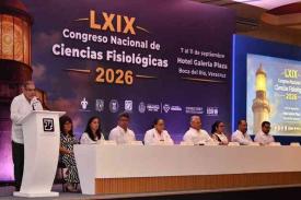 Xalapa, Ver., 7 de septiembre de 2026.- La UV inauguró el Congreso de Ciencias Fisiológicas, que sirvió para un encuentro público entre el rector Martín Aguilar y el doctor Jorge Manzo —presidente de la Sociedad Mexicana de Ciencias Fisiológicas—. En el pasado, Manzo repudió la prórroga del Rector e interpuso amparos que fueron desechados.
