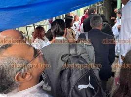Mendoza, Ver., 8 de septiembre de 2026.- La tarde de este martes, una comisión de la Rectoría de la Universidad Veracruzana llegó para dialogar con los estudiantes de Medicina que mantienen tomada su facultad. Estudiantes se congregaron para esperar el resultado de la reunión.

