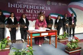 Xalapa, Ver., 9 de septiembre de 2026.- La titular de SEDESOL, Margarita Santopietro, acompañada de colaboradores, encabezó guardia de honor ante el monumento de Miguel Hidalgo.
