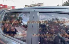 Xalapa, Ver., 9 de septiembre de 2026.- Margarita Santopietro, titular de la SEDESOL, se retiró en medio de una valla de sus trabajadores para no dar declaraciones.

