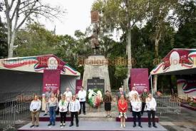 Xalapa, Ver., 9 de septiembre de 2026.- El secretario general de la CROC estatal, Tomás Tejeda, y la secretaria general de la CROC Xalapa, rindieron guardia de honor ante el monumento de Miguel Hidalgo.
