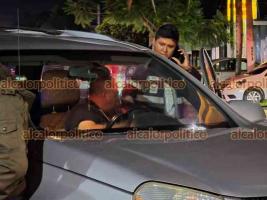 Xalapa, Ver., 9 de septiembre de 2026.- Una camioneta y una motocicleta chocaron la noche de este miércoles en el cruce de la avenida Ávila Camacho y la calle Tuxpan, en Xalapa. Personal de Tránsito del Estado acudió al sitio para realizar el peritaje y determinar responsabilidades.