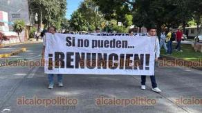 Xalapa, Ver., 13 de septiembre de 2026.- Médicos y trabajadores del Centro de Alta Especialidad (CAE) marcharon de las instalaciones del hospital hacia el centro de la ciudad para exigir el abasto de medicamentos e insumos.
