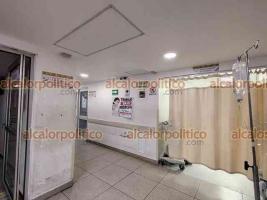 Xalapa, Ver., 13 de septiembre de 2026.- Personal del Hospital Regional de Xalapa “Dr. Luis F. Nachón” colocó carteles en las instalaciones del nosocomio para manifestar su inconformidad ante la falta de insumos. “Trabajo bajo protesta”, se lee en algunas de las cartulinas.
