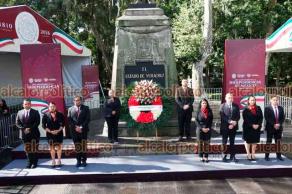 Xalapa, Ver., 14 de septiembre de 2026.- Mariela Hernández, acompañada por colaboradores de la Secretaría de Salud, encabezó la guardia de honor este lunes ante el monumento a Miguel Hidalgo, en Los Berros. 
