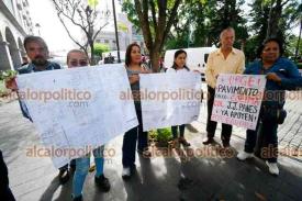 Xalapa, Ver., 14 de septiembre de 2026.- Habitantes se manifestaron para exigir pavimentación de la calle Colima, colonia J.J Panes, obra que llevan solicitando, afirman, desde hace 20 años.
